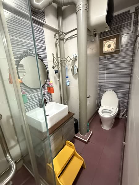 327 Jurong East Street 31 HDB Flat For Sale at S$ 840,000 | PropertyGuru Singapore - Bathroom