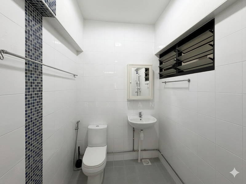 681 Race Course Road HDB Flat For Sale at S$ 850,000 | PropertyGuru Singapore - Master Bathroom