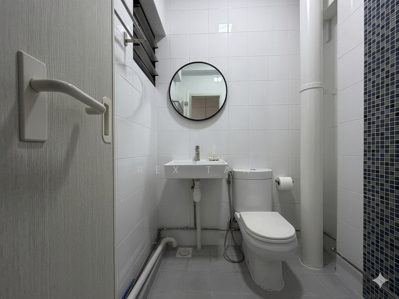 681 Race Course Road HDB Flat For Sale at S$ 850,000 | PropertyGuru Singapore - Bathroom