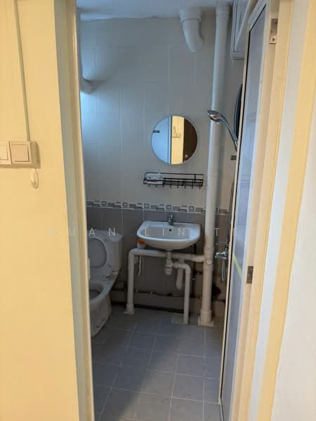 504 Ang Mo Kio Avenue 8, 504 Ang Mo Kio Avenue 8, 2 Bedrooms, 732 sqft, HDB Flat For Rent, by Nuan Lin Teo, 500087729 - Bathroom - PropertyGuru.com.sg