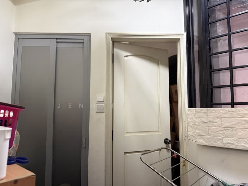 Hume Park I, 3 Hume Avenue, 4 Bedrooms, 1,452 sqft, Condominium For Rent, by Jennifer Ong, 500087742 - Helper Room & Toilet - PropertyGuru.com.sg