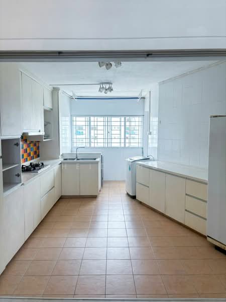 327 Hougang Avenue 5 HDB Flat For Sale at S$ 630,000 | PropertyGuru Singapore - Kitchen