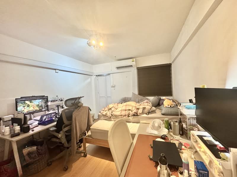 327 Hougang Avenue 5 HDB Flat For Sale at S$ 630,000 | PropertyGuru Singapore - Master Bedroom