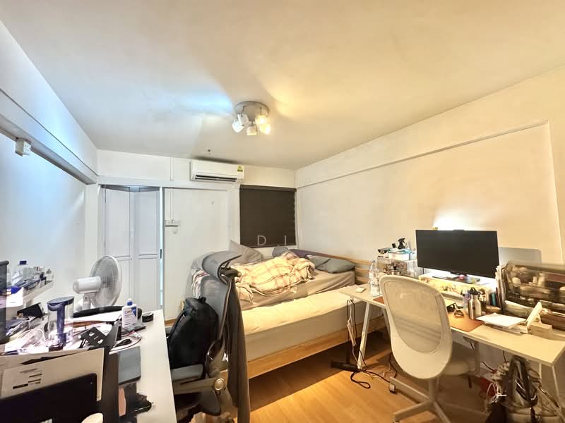 327 Hougang Avenue 5 HDB Flat For Sale at S$ 630,000 | PropertyGuru Singapore - Master Bedroom