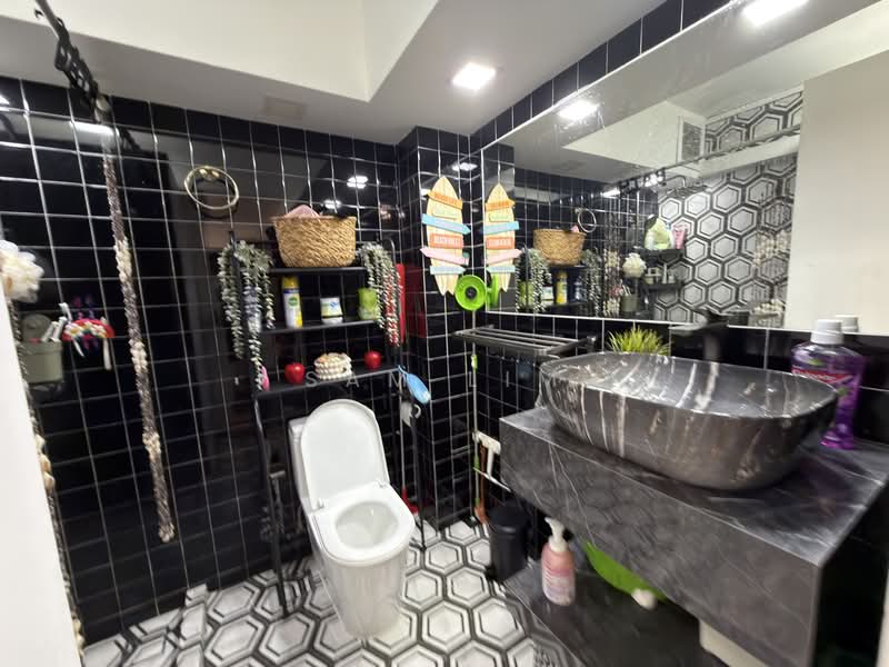 62 Jalan Ma'mor HDB Flat For Sale at S$ 1,300,000 | PropertyGuru Singapore - Bathroom