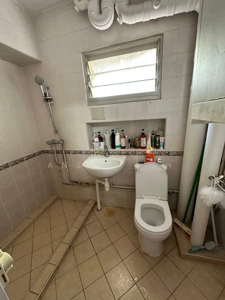 139 Jalan Bukit Merah, 139 Jalan Bukit Merah, Room Rental, 200 sqft, HDB Flat For Rent, by Ansell Teh, 500087819 - Bathroom - PropertyGuru.com.sg