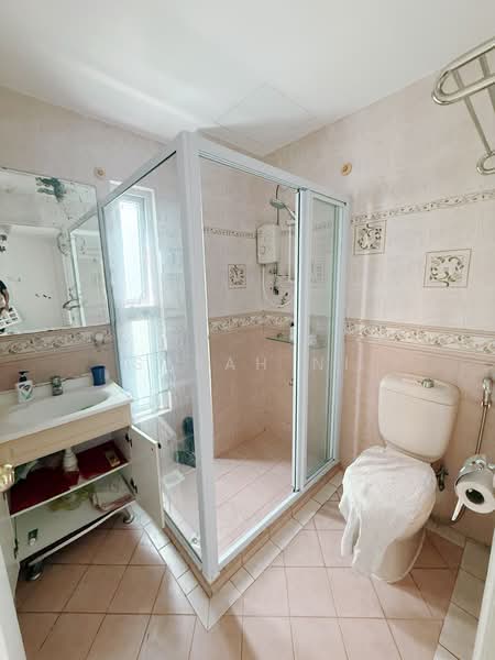 3-story Semi-D with 6 bedrooms on Saraca Road for sale Semi-Detached House For Sale at S$ 5,000,000 | PropertyGuru Singapore - Bathroom