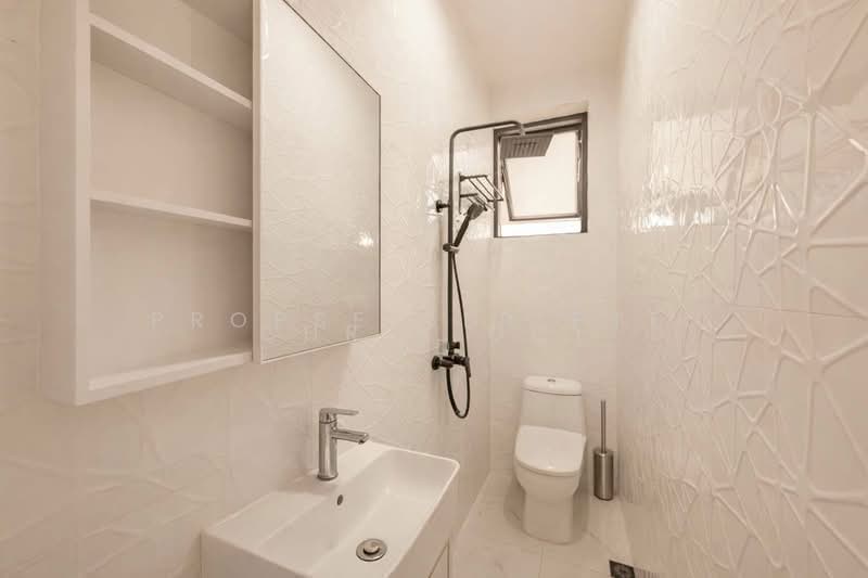 Beautifully Renovated, Freehold, Cheap in Serangoon 2 Storey interterrace, , 4 Bedrooms, 2,360 sqft, Terraced House For Sale, by Chris Ooi, 500087832 - Bathroom - PropertyGuru.com.sg