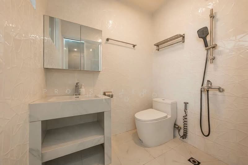 Beautifully Renovated, Freehold, Cheap in Serangoon 2 Storey interterrace, , 4 Bedrooms, 2,360 sqft, Terraced House For Sale, by Chris Ooi, 500087832 - Bathroom - PropertyGuru.com.sg
