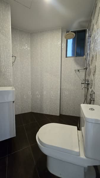 Parc Oasis Condominium For Sale at S$ 1,400,000 | PropertyGuru Singapore - Bathroom