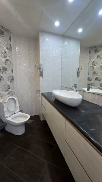 Parc Oasis Condominium For Sale at S$ 1,400,000 | PropertyGuru Singapore - Bathroom