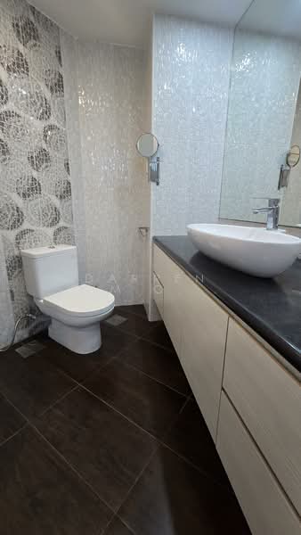 Parc Oasis Condominium For Sale at S$ 1,400,000 | PropertyGuru Singapore - Bathroom