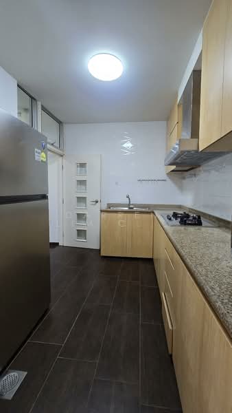 Parc Oasis Condominium For Sale at S$ 1,400,000 | PropertyGuru Singapore - Kitchen