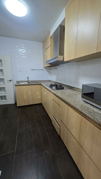 Parc Oasis Condominium For Sale at S$ 1,400,000 | PropertyGuru Singapore - Kitchen