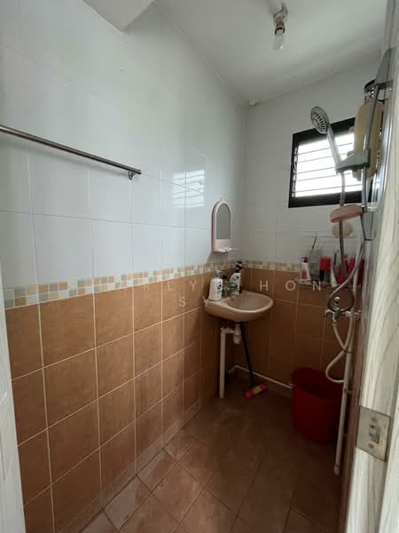 412 Tampines Street 41 HDB Flat For Sale at S$ 480,000 | PropertyGuru Singapore - Bathroom