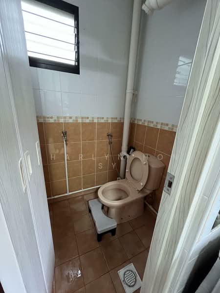 412 Tampines Street 41 HDB Flat For Sale at S$ 480,000 | PropertyGuru Singapore - Bathroom
