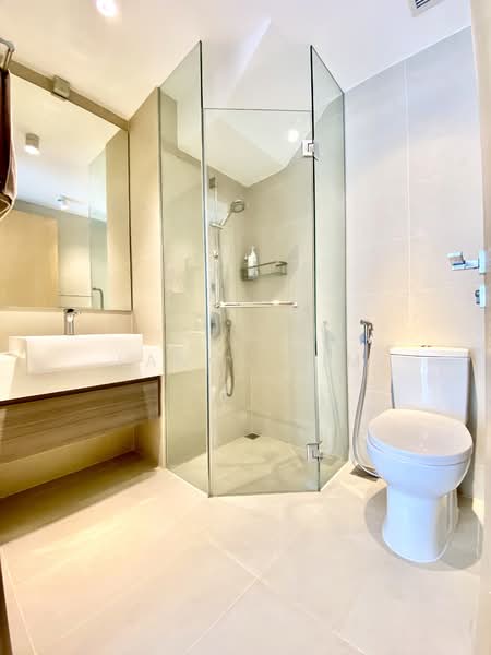 Midtown Residences, 1189 Upper Serangoon Road, 2 Bedrooms, 883 sqft, Condominium For Rent, by Lance Lim, 500087907 - Ensuite Bathroom - PropertyGuru.com.sg