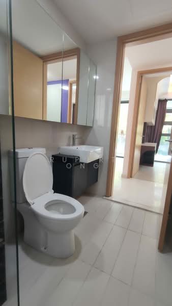 Hedges Park Condominium Condominium For Sale at S$ 1,425,000 | PropertyGuru Singapore - Common Bathroom