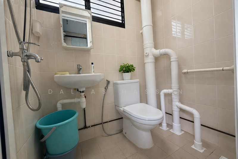 706 Hougang Avenue 2 HDB Flat For Sale at S$ 570,000 | PropertyGuru Singapore - Bathroom