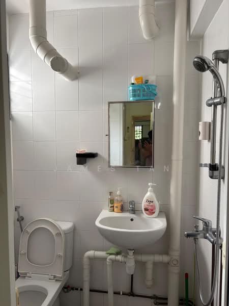 343 Clementi Avenue 5, 343 Clementi Avenue 5, 2 Bedrooms, 720 sqft, HDB Flat For Rent, by James Tan, 500087918 - Bathroom - PropertyGuru.com.sg