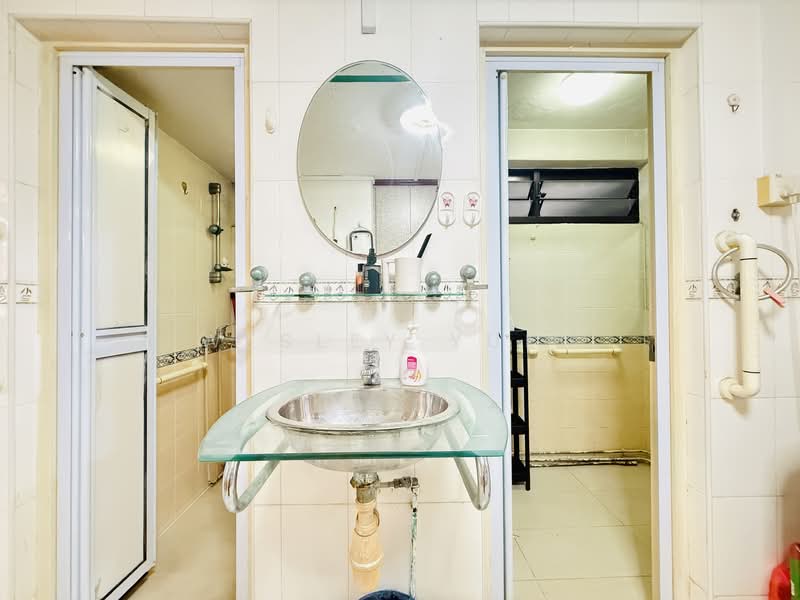 154 Mei Ling Street HDB Flat For Sale at S$ 429,000 | PropertyGuru Singapore - Bathroom
