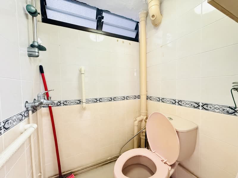 154 Mei Ling Street HDB Flat For Sale at S$ 429,000 | PropertyGuru Singapore - Bathroom