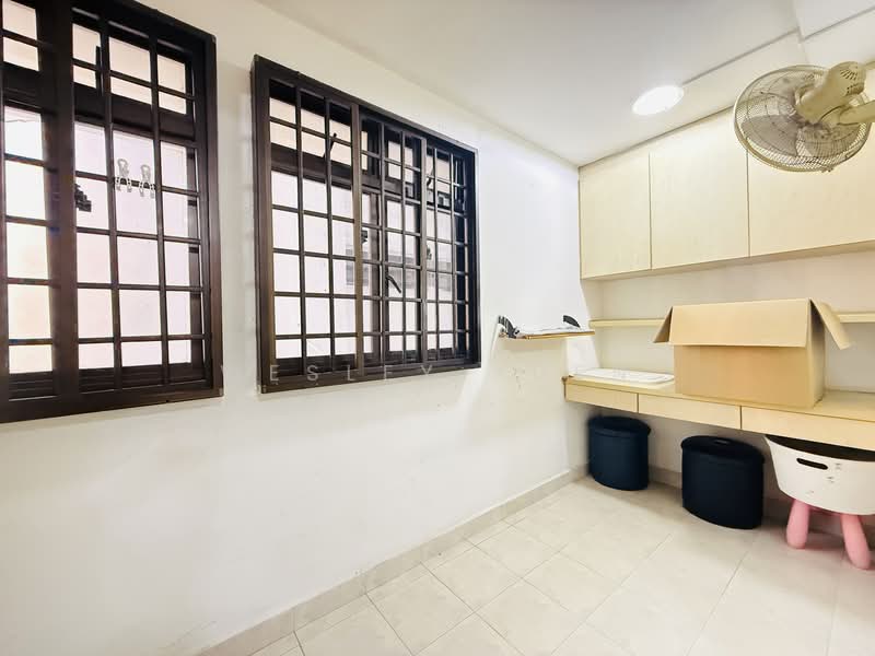 154 Mei Ling Street HDB Flat For Sale at S$ 429,000 | PropertyGuru Singapore - Utility Room