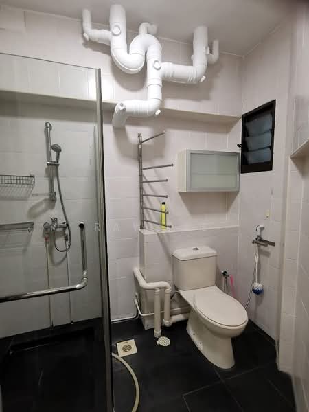 633 Choa Chu Kang North 6 HDB Flat For Sale at S$ 810,000 | PropertyGuru Singapore - Bathroom