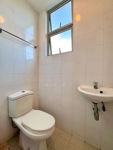 Ceylon Crest Condominium For Sale at S$ 2,500,000 | PropertyGuru Singapore - Yard Bathroom