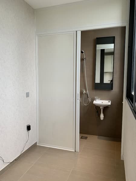 OUE Twin Peaks Condominium For Sale at S$ 3,900,000 | PropertyGuru Singapore - Bathroom