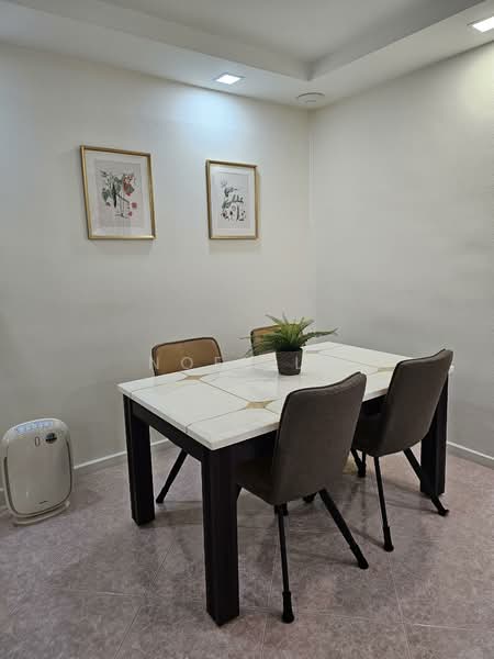 727 Woodlands Circle HDB Flat For Sale at S$ 728,000 | PropertyGuru Singapore - Dining Room