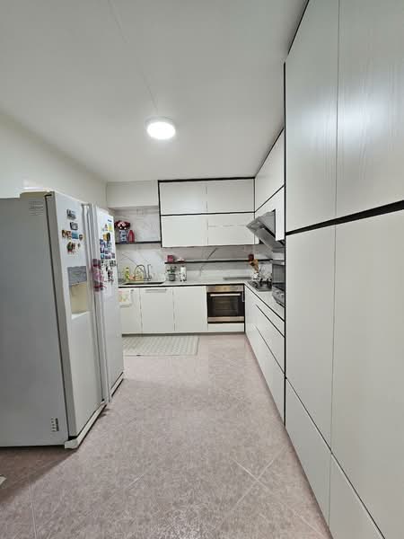 727 Woodlands Circle HDB Flat For Sale at S$ 728,000 | PropertyGuru Singapore - Kitchen