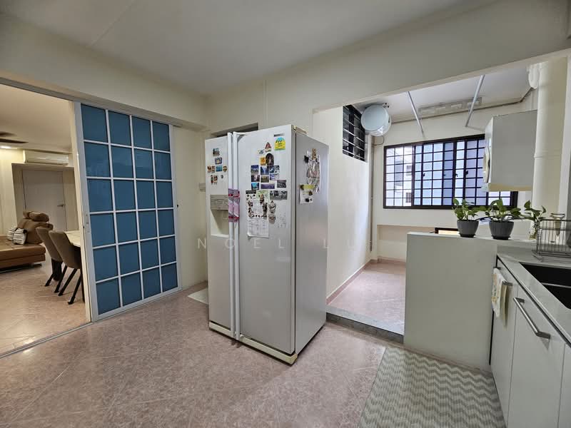 727 Woodlands Circle HDB Flat For Sale at S$ 728,000 | PropertyGuru Singapore - Kitchen