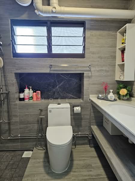 727 Woodlands Circle HDB Flat For Sale at S$ 728,000 | PropertyGuru Singapore - Master Bathroom 