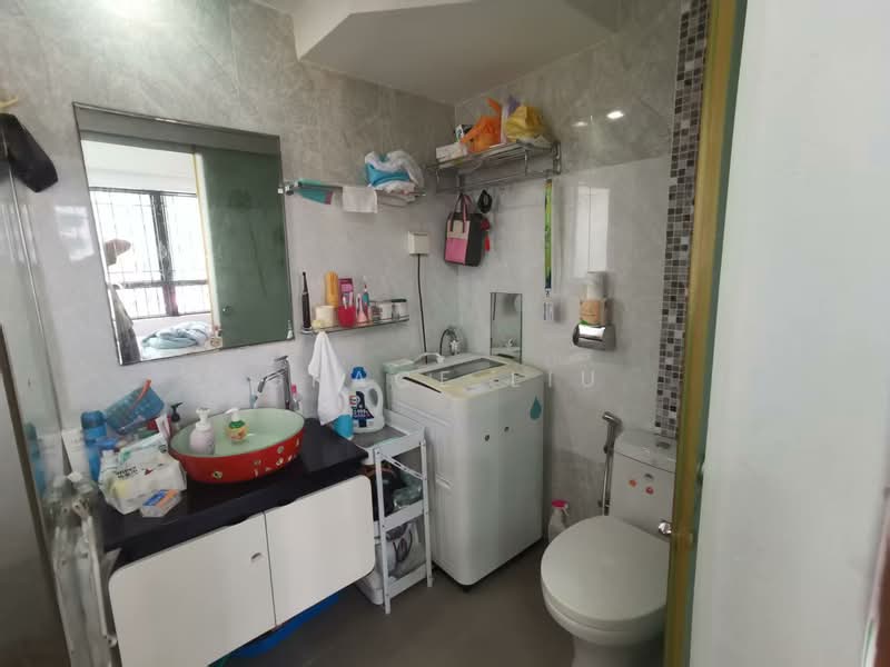 The Mayfair, 1 Jurong East Street 32, 4 Bedrooms, 1,388 sqft, Condominium For Rent, by Grace Liu, 500088009 - Bathroom - PropertyGuru.com.sg