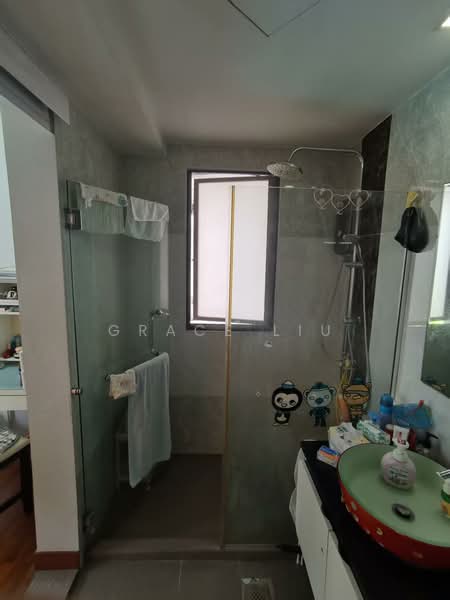 The Mayfair, 1 Jurong East Street 32, 4 Bedrooms, 1,388 sqft, Condominium For Rent, by Grace Liu, 500088009 - Bathroom - PropertyGuru.com.sg