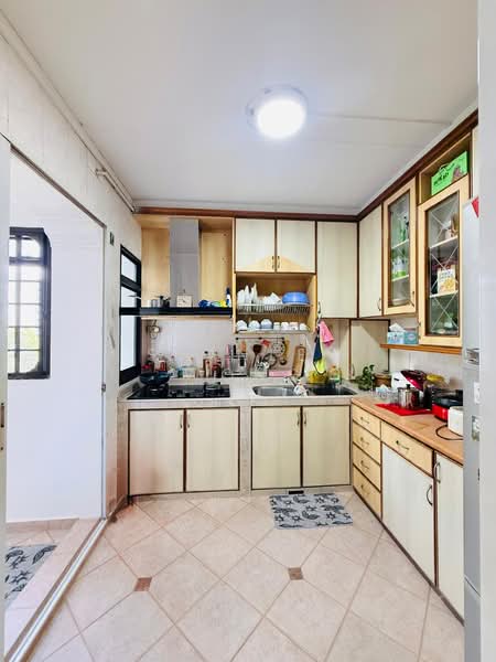 779 Woodlands Crescent HDB Flat For Sale at S$ 700,000 | PropertyGuru Singapore - Kitchen