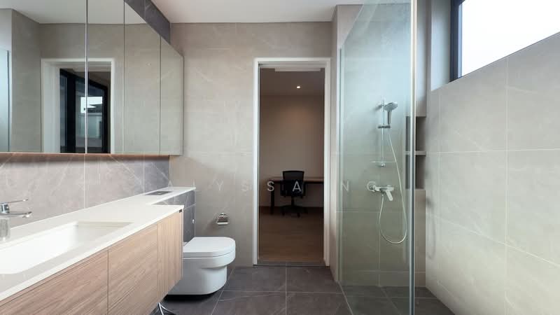 D28 Rebuilt 3+Attic Semi-D! Quiet Yet Super Convenient! Semi-Detached House For Sale at S$ 9,280,000 | PropertyGuru Singapore - Jack-and-Jill Bath