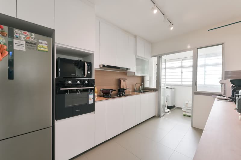 183C Woodlands Street 13 HDB Flat For Sale at S$ 850,000 | PropertyGuru Singapore - Kitchen