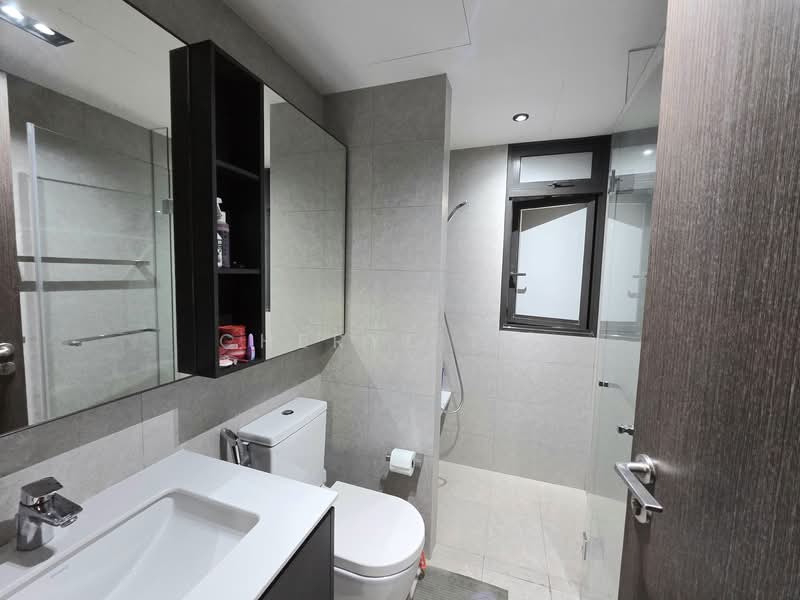 iNz Residence Condominium For Sale at S$ 1,850,000 | PropertyGuru Singapore - Bathroom