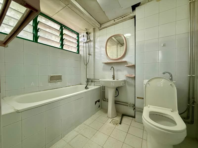 Pine Grove Condominium For Sale at S$ 1,680,000 | PropertyGuru Singapore - Bathroom