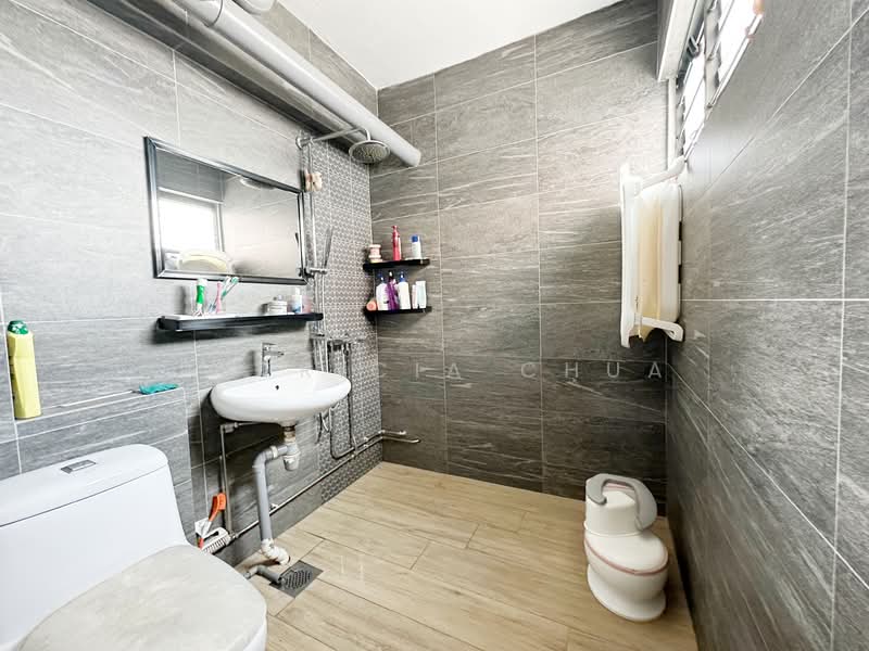 911 Tampines Street 91 HDB Flat For Sale at S$ 657,972 | PropertyGuru Singapore - Bathroom