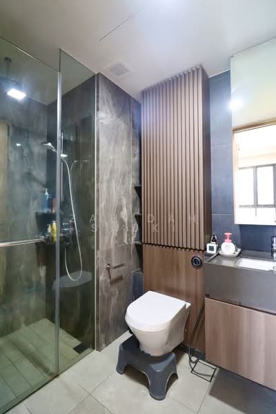 Midwood Condominium For Sale at S$ 1,400,000 | PropertyGuru Singapore - Bathroom