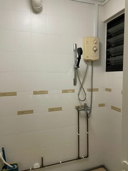 224 Lorong 8 Toa Payoh, 224 Lorong 8 Toa Payoh, 3 Bedrooms, 1,200 sqft, HDB Flat For Rent, by Soo Mun Kong (MK), 500088203 - Bathroom - PropertyGuru.com.sg