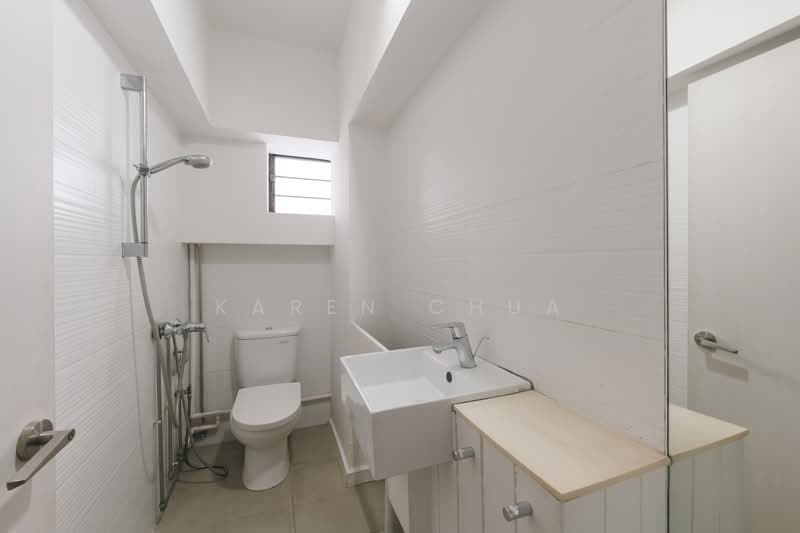 690B Choa Chu Kang Crescent HDB Flat For Sale at S$ 799,000 | PropertyGuru Singapore - Bathroom