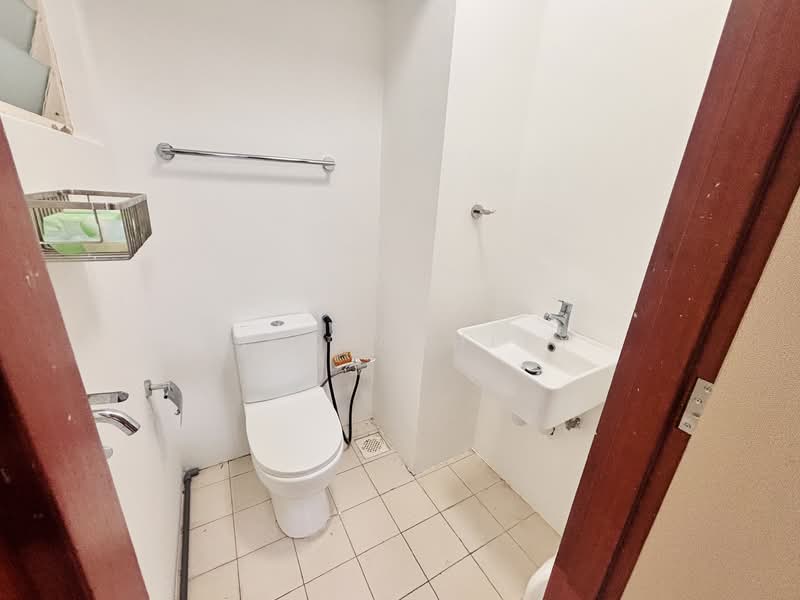 Melville Park Apartment For Sale at S$ 1,250,000 | PropertyGuru Singapore - Bathroom