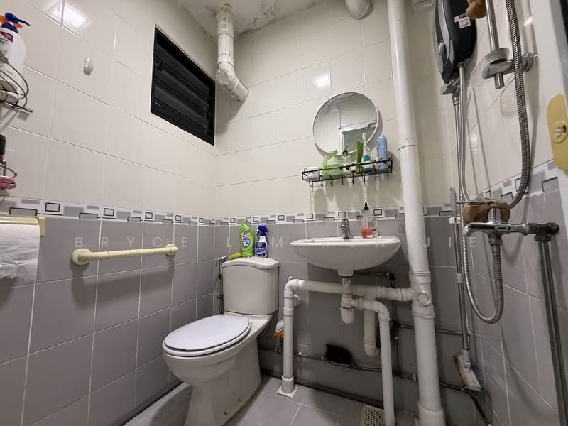 504 Ang Mo Kio Avenue 8, 504 Ang Mo Kio Avenue 8, 2 Bedrooms, 882 sqft, HDB Flat For Rent, by Bryce Lim Kun Jie, 500088210 - Bathroom - PropertyGuru.com.sg