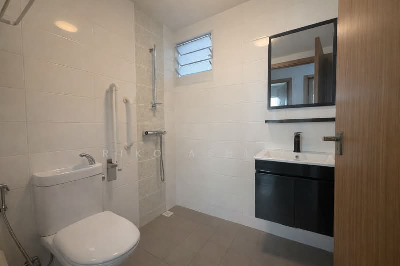 453B Bukit Batok West Avenue 6, 453B Bukit Batok West Avenue 6, 3 Bedrooms, 1,001 sqft, HDB Flat For Sale, by Riko Ashley, 500088211 - Bathroom - PropertyGuru.com.sg