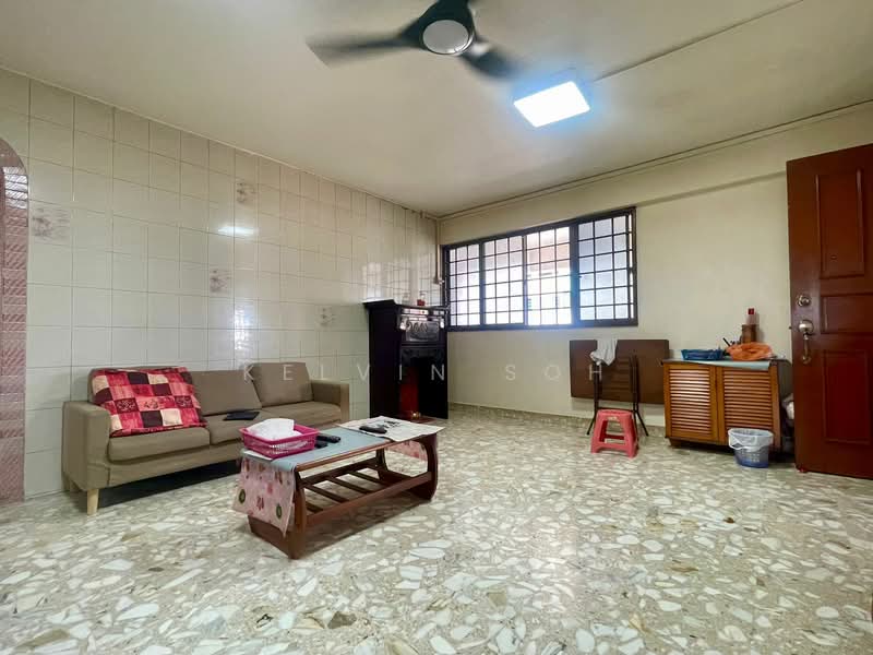 706 Hougang Avenue 2 HDB Flat For Sale at S$ 568,000 | PropertyGuru Singapore - Living Room