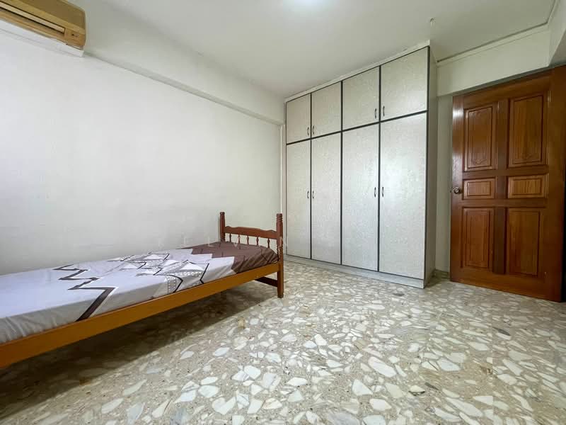 706 Hougang Avenue 2 HDB Flat For Sale at S$ 568,000 | PropertyGuru Singapore - Bedroom